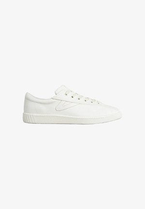 Lavtsiddende hvid sneaker med snørelukning foran, syet sål og diskret side logo, vist fra ydersiden på en hvid baggrund.