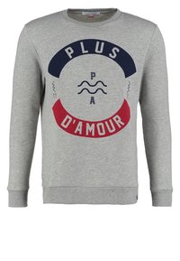 Sweat-shirt gris clair à manches longues avec texte graphique bleu marine et rouge "Plus D'Amour" et lignes ondulées sur le devant.