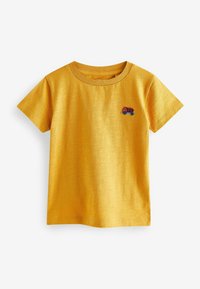 Gelbes Baumwoll-T-Shirt mit kurzen Ärmeln und rundem Halsausschnitt. Verfügt über ein gesticktes Design eines roten und blauen Lastwagens auf der linken Brust.