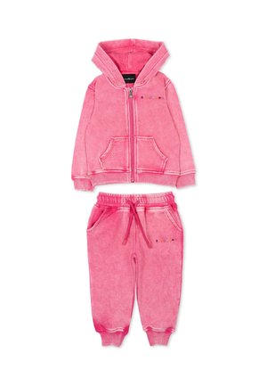 Roze peuter tweedelig setje met een capuchon-trui met ritssluiting en joggingsbroek met elastische taille, beide met voorzakken en een klein merkopdrukje.