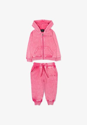 Roze peuter tweedelig setje met een capuchon-trui met ritssluiting en joggingsbroek met elastische taille, beide met voorzakken en een klein merkopdrukje.