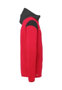 Roter Hoodie mit einer schwarzen Kapuze und Schulterakzenten, ausgestattet mit einer praktischen Reißverschlusstasche an der Vorderseite und einer glatten Stofftextur.