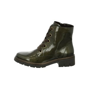Tmavě zelená lakovaná kotníková bota na šněrování s masivní černou podrážkou a zlatými průchodkami, pohled z vnější strany.