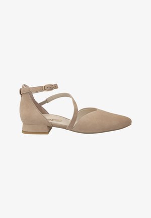 Scarpe beige in suede con tacco basso e punta affusolata, cinturino alla caviglia e fasce incrociate sul collo del piede. Texture liscia e design semplice.