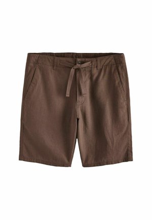 Shorts marron décontractés avec poches avant, passants de ceinture, fermeture par bouton et ceinture en tissu nouée sur fond blanc.