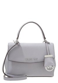 Šedá texturovaná kožená kabelka s horním uchem, odnímatelným ramenním popruhem a stříbrným kováním, která obsahuje logo štítek a minimalistický design.