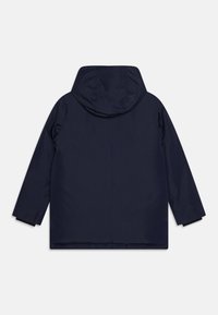 Giubbotto imbottito blu navy con cappuccio, caratterizzato da una superficie liscia e un taglio dritto. Nessun gancio o decorazione visibile sul retro.
