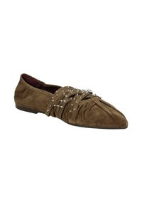 Scarpa piatta in suede marrone con punta affusolata, caratterizzata da più fasce decorative e borchie argentate sulla parte superiore. Suola a profilo basso.