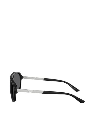 Occhiali da sole neri con lenti rettangolari, dotati di un ponte e dettagli delle aste in metallo argentato. Tempi in nero opaco con una finitura liscia.