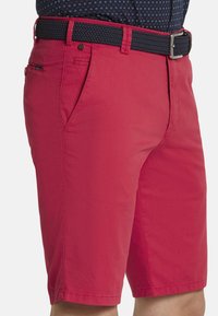 Rode katoenen shorts met een gladde textuur, voorzien van zijzakken, een nauwsluitende snit en een marineblauwe geweven riem.