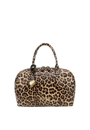 Borsa a stampa leopardata con forma arrotondata, due manici, chiusura a cerniera e un piccolo ciondolo dorato a forma di cuore attaccato.
