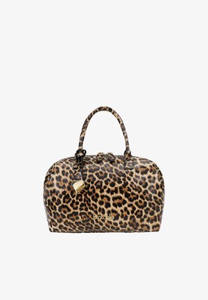 Borsa a stampa leopardata con forma arrotondata, due manici, chiusura a cerniera e un piccolo ciondolo dorato a forma di cuore attaccato.