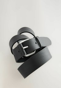 Cinturón de cuero negro con una hebilla de metal plateado. La correa es lisa con una superficie texturizada, mostrando múltiples lazos y extremos.