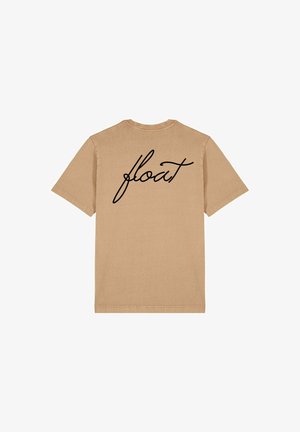 Tan katoenen t-shirt met korte mouwen, een ronde halslijn en een zwart cursieve "float" op de achterkant gedrukt.