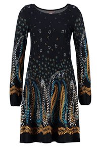 Långärmad klänning i svart tyg, med färgglada blommiga och paisleymönster i blått, vitt och rostfärgad accent. Rund halsringning, åtsittande liv.