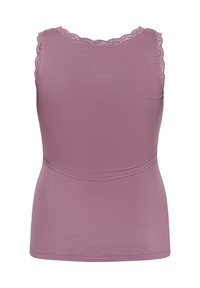 Top fără mâneci, din material ribbed, de culoare mauve, cu o bordură din dantelă în formă de valuri în jurul gâtului și un design ajustat, având o textură netedă.