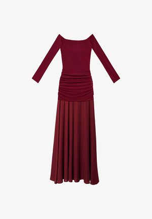 Vestido burdeos de manga larga con escote off-shoulder, cuerpo arrugado y falda fluida fabricada con un tejido texturizado, creando una silueta ajustada.