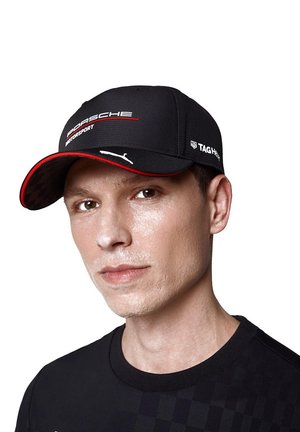 Czarna czapka z czerwonymi akcentami i logo Porsche Motorsport. Posiada zakrzywiony daszek oraz w checkered wewnętrzne wykończenie. Wykonana z przewiewnego materiału, o sportowym designie.