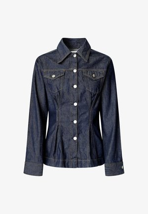 Veste en denim bleu foncé avec boutonnage à l'avant, deux poches poitrine avec rabats, manches longues et coutures ajustées pour un look près du corps.