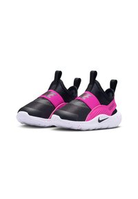 Ein Paar schwarze und rosa Slip-On Nike Sneaker mit weißen gesprenkelten Sohlen und breiten rosa Gummibändern oben auf weißem Hintergrund.