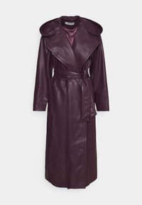 Dunkelviolener Leder-Trenchcoat mit breiten Revers, tailliertem Design, langen Ärmeln und gepolsterten Schulterdetails, knielange Ausführung.