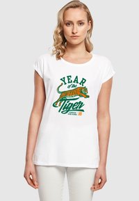 ABSOLUTE CULT STRANGER THINGS HAWKINS YEAR OF THE TIGER 86  - T-shirts med print - white