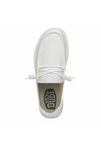 Scarpa slip-on bianca in tela con punta rotonda, superficie texturizzata e dettagli di cucitura sottili. Presenta un logo sulla soletta e lacci in accentuazione.