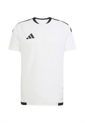 Biała sportowa koszulka z krótkim rękawem z czarnym kołnierzykiem i paskami na ramionach, z czarnym logo Adidas na piersi.
