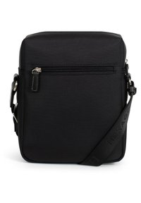 Borsa a tracolla nera con un tessuto testurizzato, tasca frontale con zip, tracolla regolabile e branding sottile sulla tracolla. Design rettangolare.