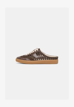 Ruskea punottu nahkainen slip-on-tennari valkoisilla nauhoilla ja vaaleanruskealla kumipohjalla, esitetty sivuprofiilista yksinkertaisella vaalealla taustalla.