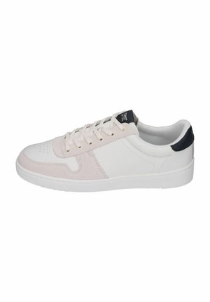 Weiße Sneaker mit sanften rosa Wildleder- und Lederakzenten, runder Zehenpartie, flacher Sohle und schwarzem Fersenpatch. Verfügt über ein klassisches Schnürdesign.