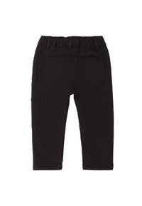 Schwarze Baumwollcargo-Hosen mit einem elastischen Bund, zwei Gesäßtaschen und einer Seitentasche am linken Bein. Glatte Textur.