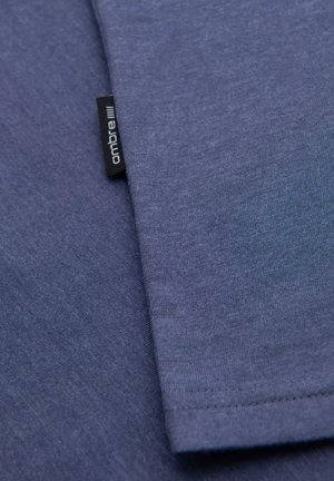 Tummansininen puuvillahihaton paita, jossa on sileä pinta. Sisältää pienen mustan lapun, jossa on "ombre"-brändin nimi sauman lähellä.