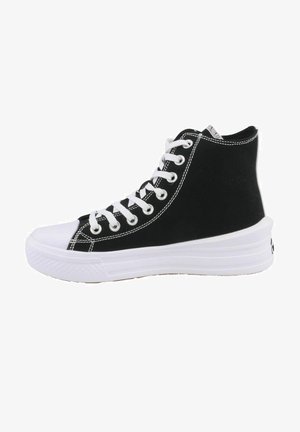 Czarne sneakersy typu high-top z białą gumową osłoną na palce i podeszwą, z metalowymi oczkami i białymi sznurowadłami, a także kontrastowymi detalami w stichingu.