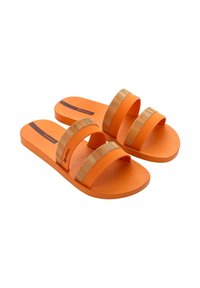 Infradito arancioni con due fasce larghe; la fascia superiore testurizzata presenta un motivo ondulato in oro. Sole piatto con texture di presa sagomata.