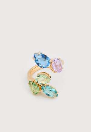 Gouden ring met vijf verschillend gevormde edelstenen in blauw, paars, lichtgroen en petrol, gerangschikt in een clusterontwerp.