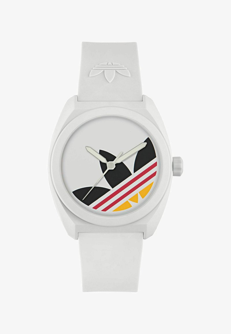 Montre à bracelet en silicone blanc avec un grand cadran rond, présentant un fond gris, des formes accentuées noires, ainsi que des éléments de design rouges et jaunes.