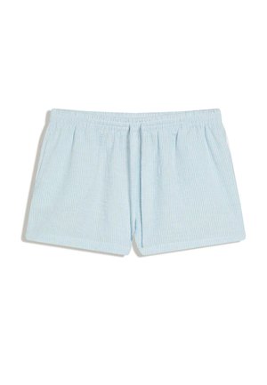 Jasnoniebieskie damskie spodenki z delikatnymi pionowymi białymi paskami i elastycznym pasem, ułożone płasko na białym tle.