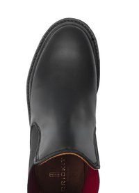 Stivale alla caviglia in pelle nera con pannelli elastici laterali, texture liscia, punta rotonda e dettagli interni rossi a contrasto. Cuciture rinforzate attorno al bordo.
