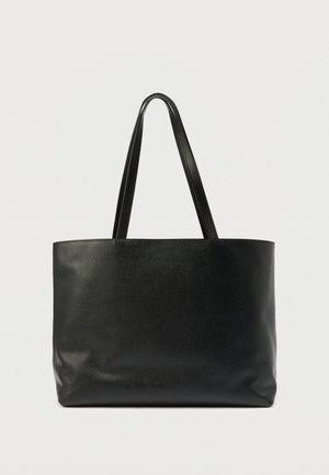 Zwarte leren tote bag met twee lange, platte handvatten. Gladde textuur en eenvoudig ontwerp, met een open bovenkant zonder extra hardware.