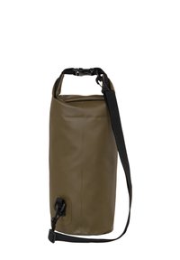 Bolsa impermeable de color verde olivo con cierre tipo enrollable, correa ajustable negra y un gancho para sujeción. Fabricada con material duradero.