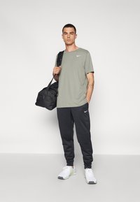 Nike Performance CREW SOLID - Sports T-shirts - dark stucco