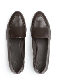 Brune læder slip-on sko med en glat overflade, rund tå og flad sål. Blødt for med minimal syning.
