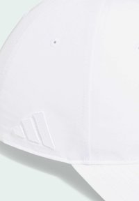 Witte baseballpet met een gebogen klep, gemaakt van gladde stof. Voorzien van een reliëf drie-strepen logo aan de zijkant.