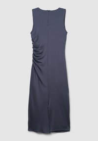 Vestito senza maniche blu navy con cerniera posteriore e dettaglio fronzoli laterali; realizzato in tessuto liscio e morbido. Lunghezza al ginocchio con taglio dritto.