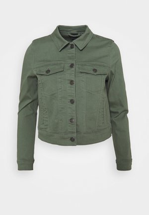 Kort olijfgroen spijkerjasje met knopen aan de voorkant, twee borstzakken met kleppen, zijzakken, lange mouwen en een klassieke kraag.
