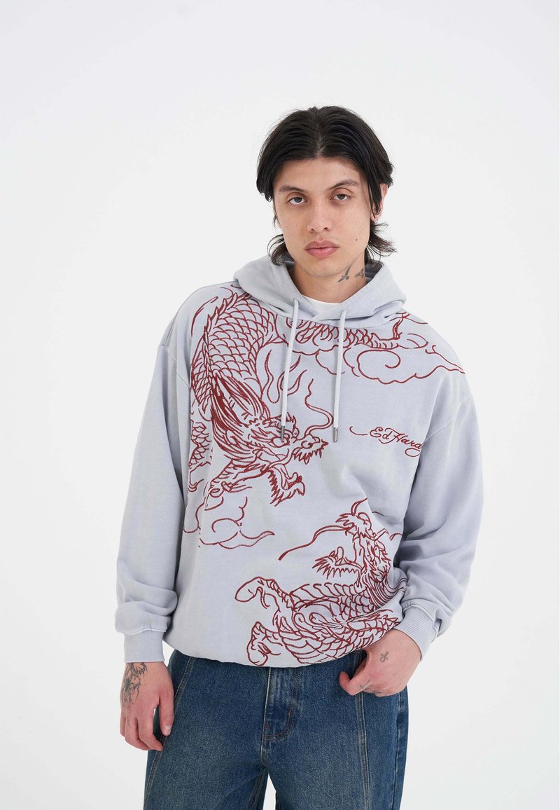 Felpa grigia chiara con dettagli intricati di ricamo di un drago rosso e nuvole. Materiale: tessuto morbido. Design casual con una vestibilità rilassata.