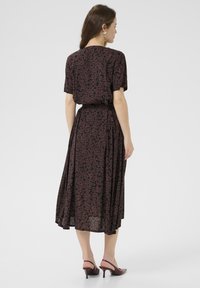 Blumen-Midi-Kleid in dunklen Tönen mit kurzen Ärmeln und tailliertem Schnitt, aus leichtem Stoff gefertigt. Verfügt über einen schwingenden Rock und Rückendetails.
