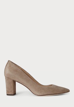 Beige suedepumps med høye hæler, spiss tå, blokkhæl og minimalistisk design med en ren silhuett og jevn tekstur.