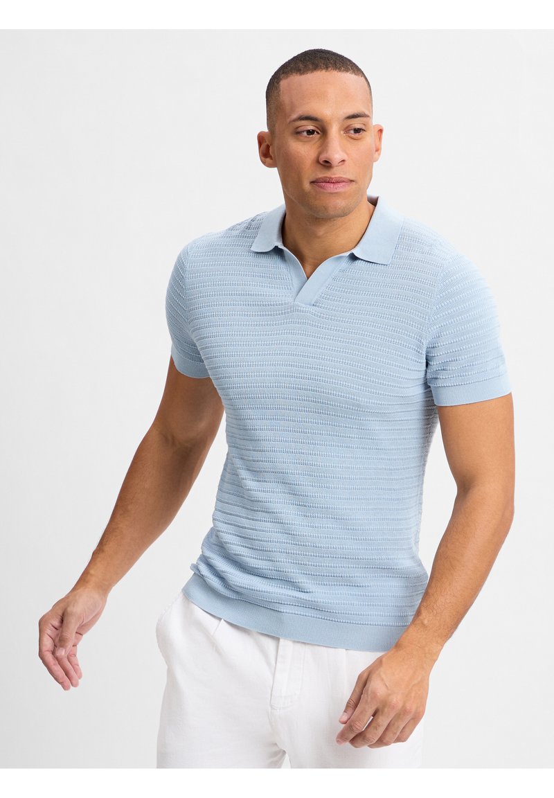 Hellblaues Kurzarm-Poloshirt mit strukturiertem, gestreiftem Muster und flachem Kragen. Figurbetonter Schnitt, glattes Material und gerippte Bündchen.